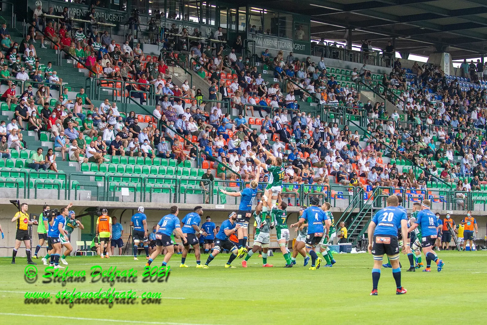 Players form a lineout in front of the stands at Stadio Monigo in Treviso